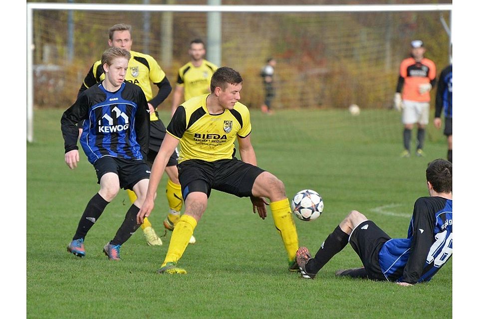 Auch der FC Amberg (in Gelb) und die SpVgg SV Weiden II (in Blau) müssen Nachholspiele bestreiten. F: Eberhardt
