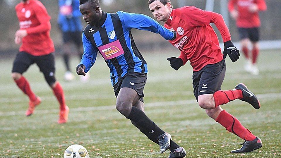 Doppeltorschütze: Bad Lippspringes Sherif Alassane (l.) läuft in dieser Szene Hövelhofs Philipp Meier (r.) davon. Im Derby traf er zum 1:0 und 3:0.