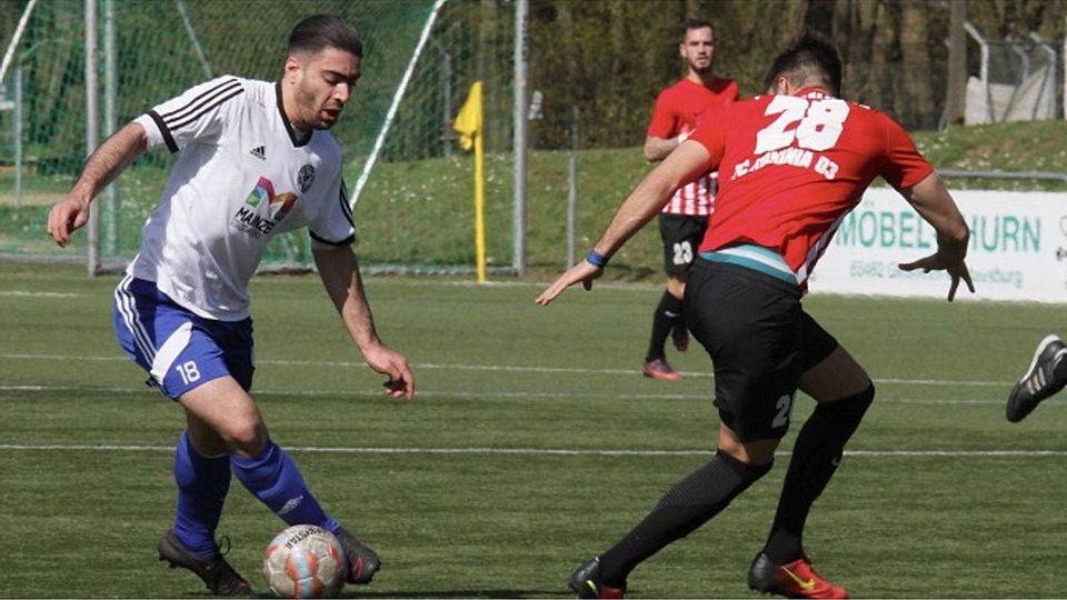 Und ab ins Dribbling: Gonsenheims Maziar Namavizadeh (links) will am Ludwigshafener Georgis Roumeliotis vorbei.	Foto: hbz/Jörg Henkel