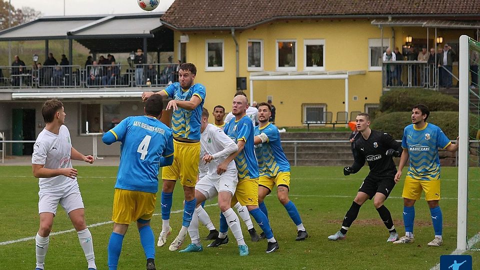Auf die Hintermannschaft von Ziegelhausen/Peterstal (blau-gelb) wird am Wochenende gegen die SGK viel Arbeit zukommen.