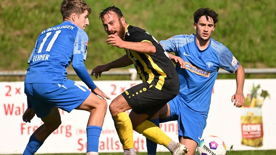 Verbandsligisten zwischen Aufstiegs- und Abstiegskampf: Alex Echner (links) und Martin Butov vom Tabellenführer FC Denzlingen gegen Maximilian Maier vom Tabellen-13. VfR Hausen 