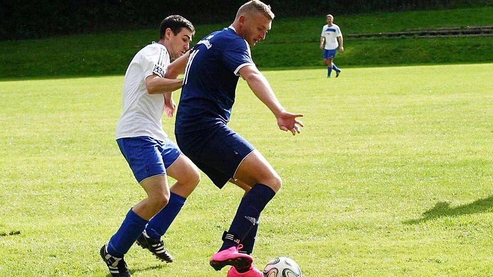 Ab September diesen Jahres wird Vitek Iwaschenkow (dunkelblaues Trikot) für den TSV Krummennaab aufs Spielfeld laufen.