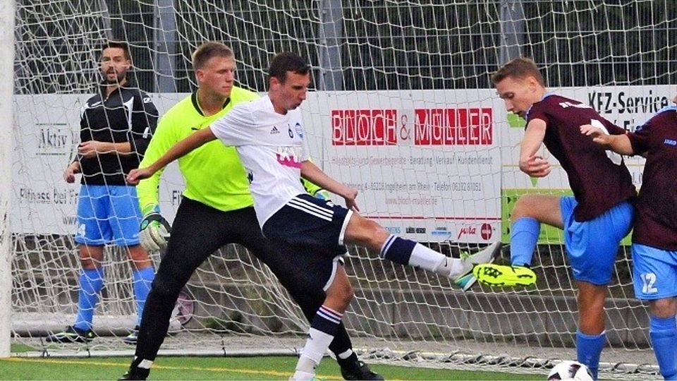 Abschied: Johannes Kull (weißes Trikot) wird den VfL Frei-Weinheim nach der Saison verlassen.	Archivfoto: Thomas Schmidt
