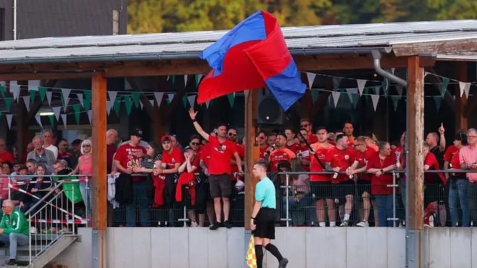 Rund 150 mitgereiste Brensbacher Anhänger sorgen beim Pokalfinale 2025 gegen den SV Hummetroth für Stimmung. Die Neuauflage des Vergleichs musste der SSV wegen Personalmangels absagen (Archiv).