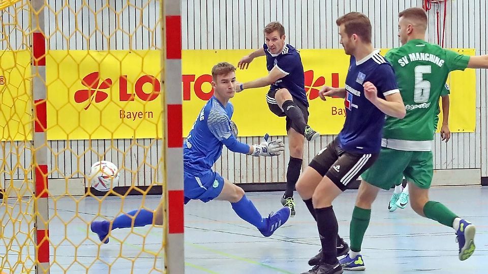 Treffsicherer Fußball-Opa: Beim Futsal-Finale in Manching zeigt Bernhard Kurz (2. v. l.) mit fünf Torerfolgen, dass er trotz reiferen Alters noch Vollstrecker-Qualitäten besitzt.