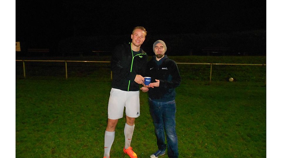 Nass aber glücklich: Tim Royer erhält von FuPa-Reporter Tommy Könnel seine Siegestrophäe. F: Leichtfuß