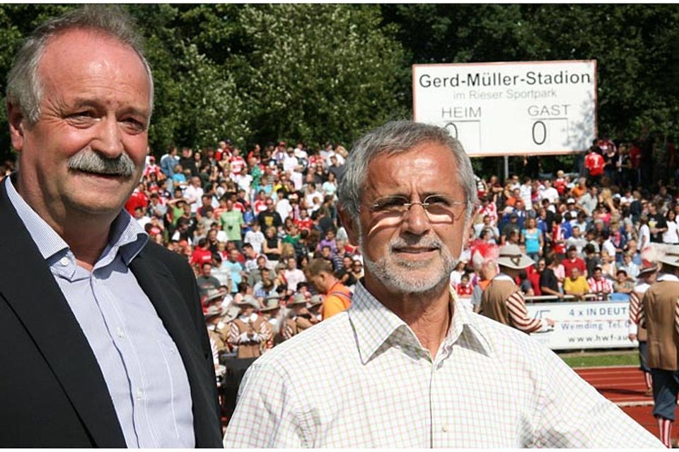 Gerd Müller am 19. Juli 2008 bei seinem letzten Auftritt in Nördlingen. Zusammen mit Oberbürgermeister Hermann Faul hat er gerade die Enthüllung der neuen Anzeigetafel im Gerd-Müller-Stadion erleben dürfen. 	F.: Richard Lechner