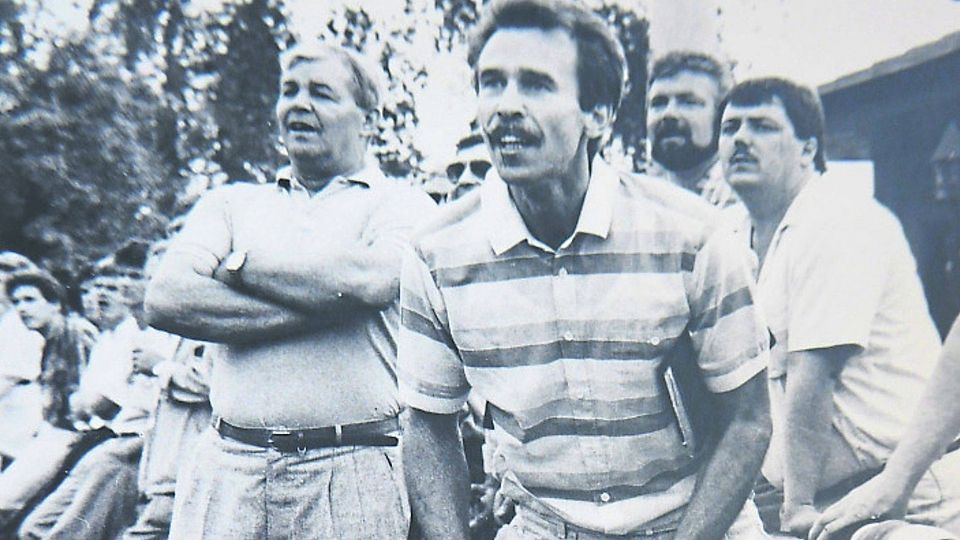 Auch beim SV Erbenheim in seinem Element: Achim Euler in der Coachingzone als „12. Mann“ seiner Mannschaft. Links verfolgt der damalige Klub-Vize Martin Gertig das Geschehen, rechts Spielausschuss-Chef Jürgen Schiebel.