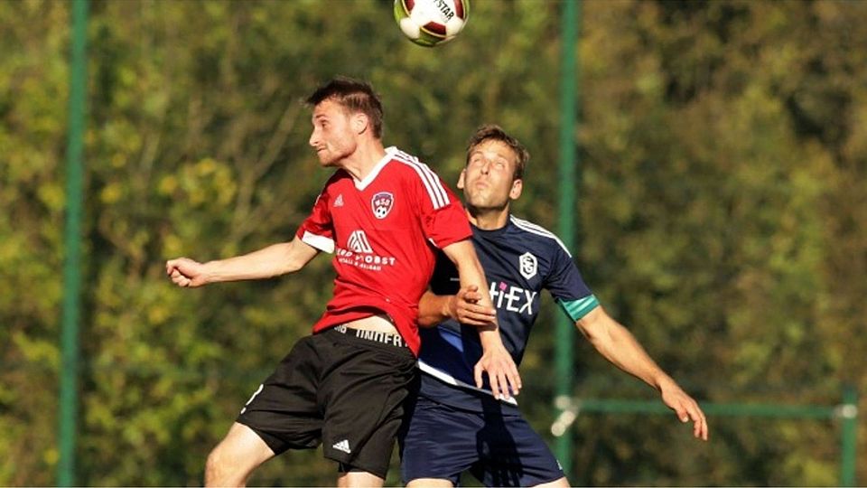 Christoph Fuhrt (links) ist spielender Co-Trainer und Torjäger in Personalunion bei der SG Weinsheim.