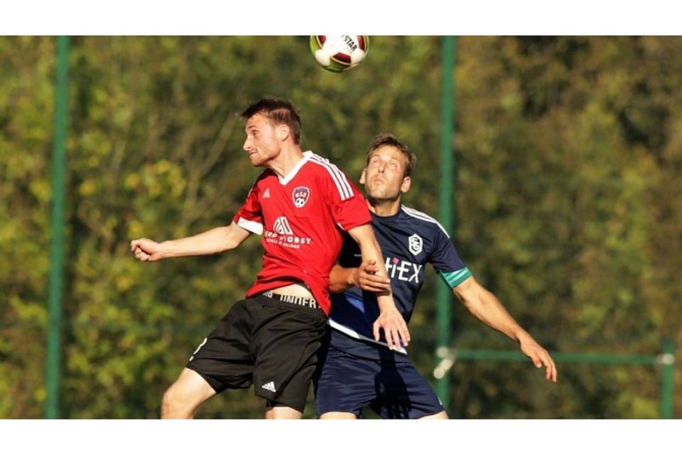 Christoph Fuhrt (links) ist spielender Co-Trainer und Torjäger in Personalunion bei der SG Weinsheim. Christoph Fuhrt (links) ist spielender Co-Trainer und Torjäger in Personalunion bei der SG Weinsheim.