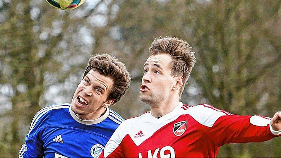 Fokussiert: Leezens Nils Albers (links) und Till Klingbeil (TSV Nahe) haben nur Augen für den Ball. Foto: Göttsche
