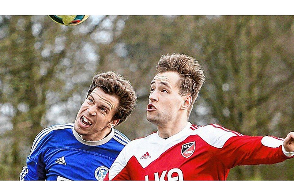 Fokussiert: Leezens Nils Albers (links) und Till Klingbeil (TSV Nahe) haben nur Augen für den Ball. Foto: Göttsche