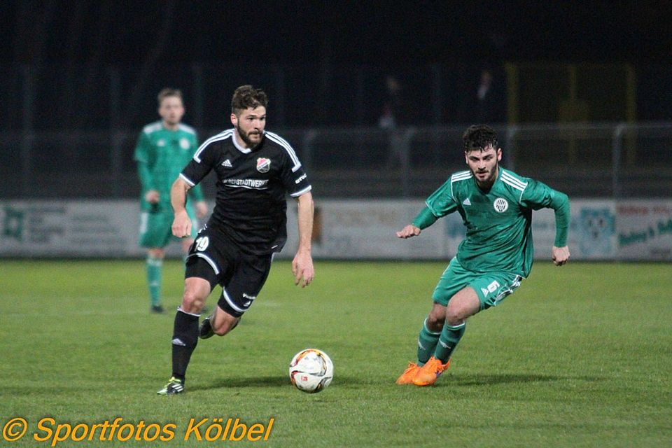 Tommy Müller (in schwarz) hat keine guten Erinnerungen an den letzten Auftritt mit dem VfB in Sandersdorf. F: Kölbel
