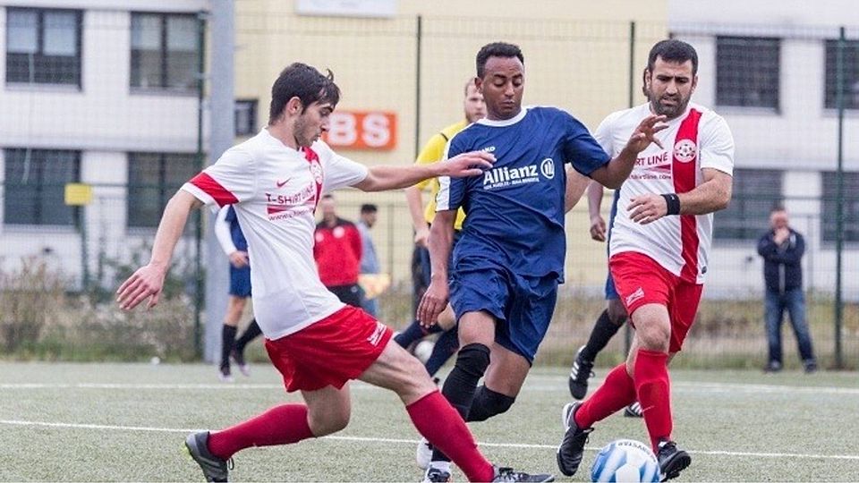 In der Mangel: Hellas-Angreifer Filimon Yemane (mitte) wird von den beiden Türkiyemspor-Akteuren Bej Ali Simbargov (links) und Menduh Alp (rechts) in die Zange genommen. Dieser Einsatz zahlt sich aus: Türkiyemspor gewinnt die Partie mit 5:1.