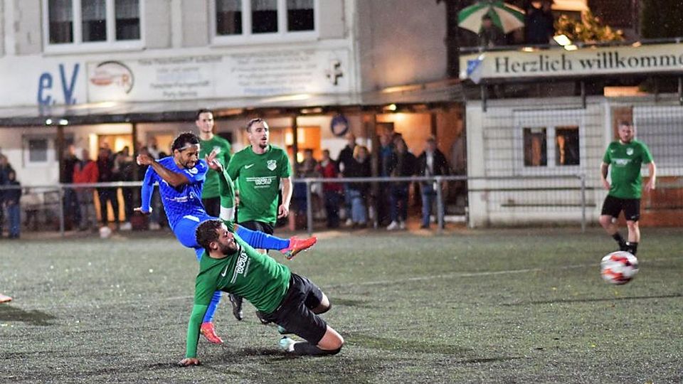 Francisco Das Chagas Delgado junior trifft nach Pass von Bastian Langner zum 1:0 für den SV Kirschhausen; Hüttenfelds Kapitän Philipp Heß kommt nicht mehr ran. Die B-Liga-Partie endete 4:0. 	Foto: Dagmar Jährling