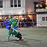 Francisco Das Chagas Delgado junior trifft nach Pass von Bastian Langner zum 1:0 für den SV Kirschhausen; Hüttenfelds Kapitän Philipp Heß kommt nicht mehr ran. Die B-Liga-Partie endete 4:0. 	Foto: Dagmar Jährling