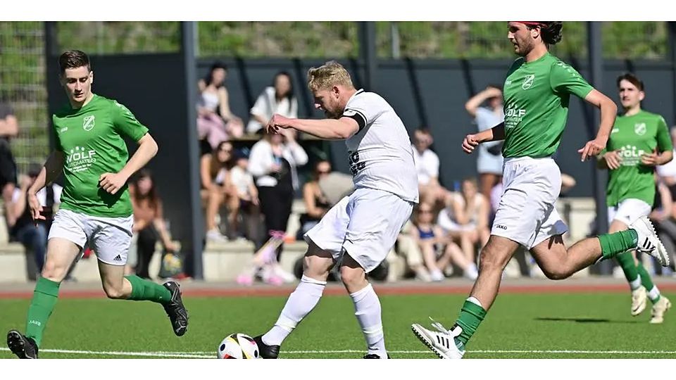 Burgs Jonas Hofmann (M.) zieht ab, die Driedorfer Tim Focke (l.) und Till Schuster (r.) können nicht mehr eingreifen. Der Schiedsrichter pfeift kurz darauf aber Abseits. Die SSC-Zweite siegte aber 3:1 beim TuS und steht als Meister fest. © Henrik Schneider