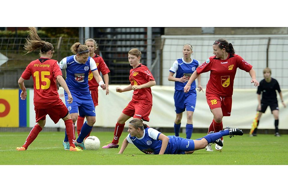 Die Meppener Zweitliga-Fußballerinnen spielen auf dem A-Platz der MEP-Arena gegen den Herforder SV. Foto: Doris Leißing