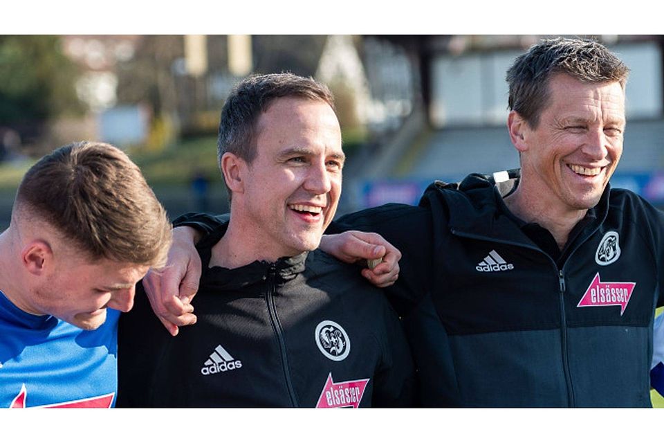 Entscheidung ist ihm nicht leichtgefallen: Maik Schütt (Mitte, rechts daneben Thomas Dietsche) wird den VfL Sindelfingen nach fünfjähriger Trainer-Tätigkeit verlassen Foto (Archiv): Eibner