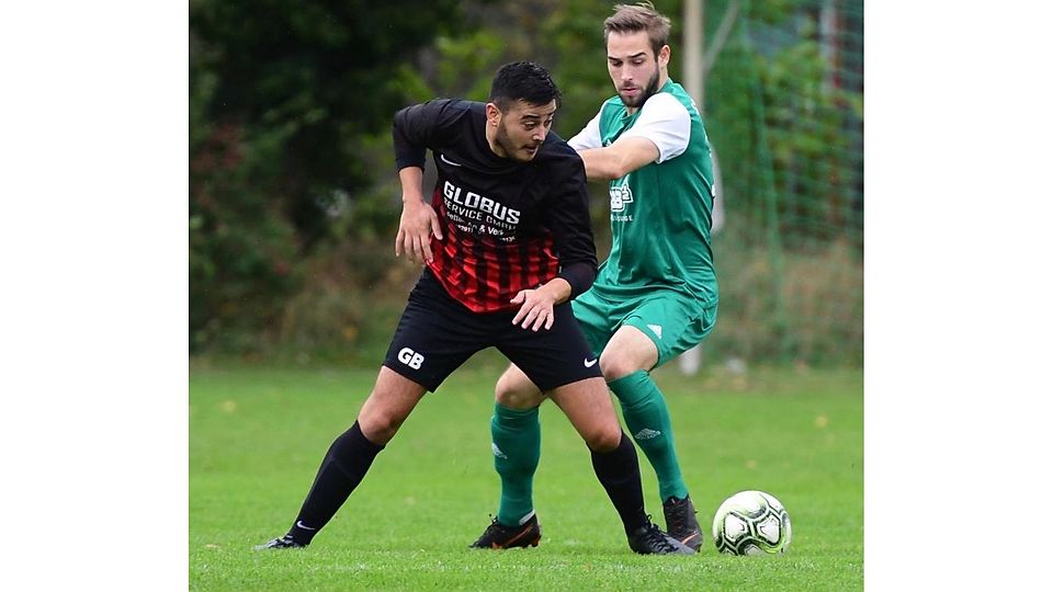 Osman Celebi (l.) feierte mit Eintracht Rüsselsheim einen 4:1-Triumph bei Spitzenreiter SKG Stockstadt. 	Archivfoto: Uwe Krämer
