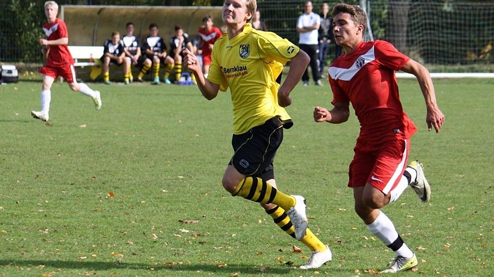 Der FC Amberg (gelb) und der ASV Cham (rot) lieferten sich einen erbitterten Kampf. F: Christian Groitl