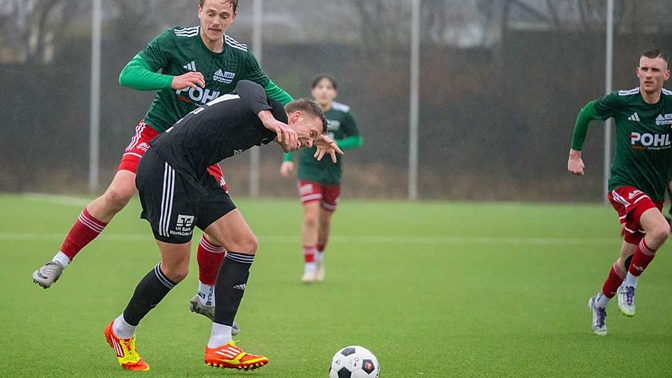 Hinrich Schröder (MTSV Hohenwestedt) ärgert Jonah Gieseler (Heider SV), dem einzigen Torschützen im Testspiel.