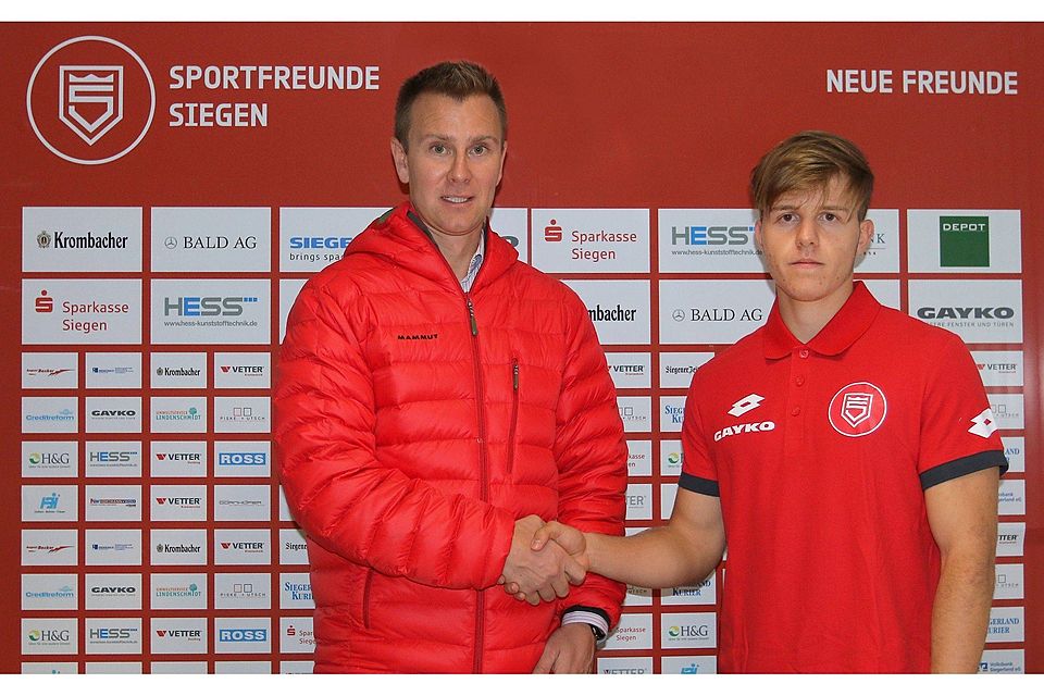 Siegens Sportlicher Leiter Daniel Steuernagel (links) heißt David Kammerbauer bei den Sportfreunden willkommen. Foto: Verein