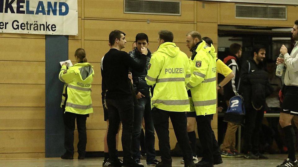 Polizei in der Mombacher Halle: Nach den Tumulten beim Schiri-Turnier rückten die Ordnungshüter an.	Foto: FuPa.net