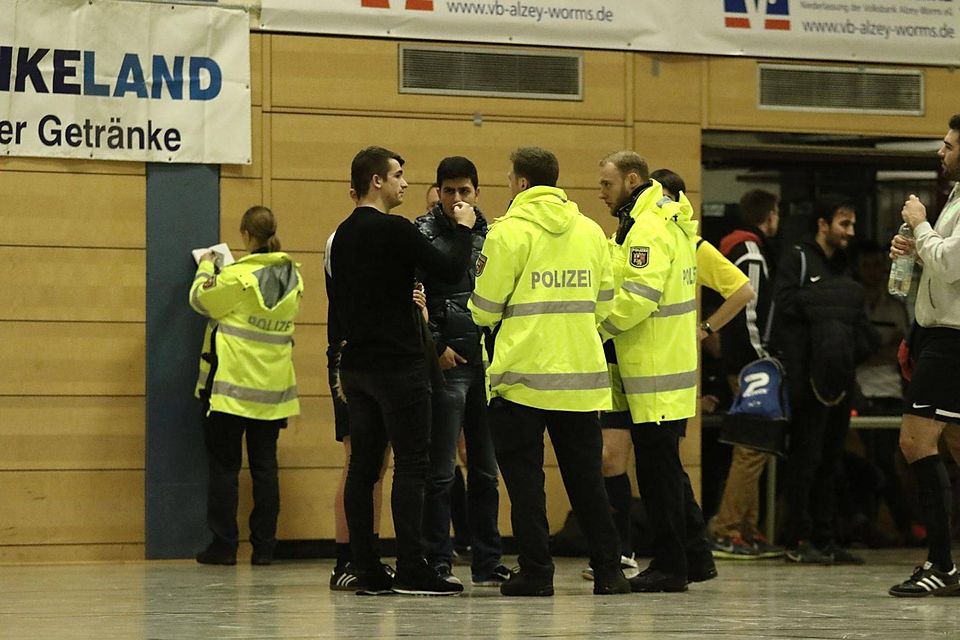 Polizei in der Mombacher Halle: Nach den Tumulten beim Schiri-Turnier rückten die Ordnungshüter an.	Foto: FuPa.net