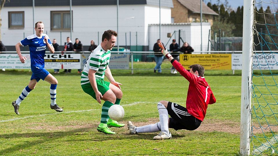 In höchster Not geklärt: Wiesbachtals Keeper Stefan Neugebauer (rechts) rettet gegen den einschussbereiten Armsheimer Angreifer Philip Spieckermann.	Foto: pa/Carsten Selak