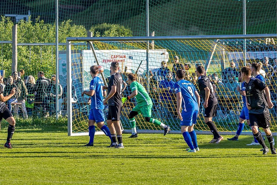 Der FC Rottach-Egern (in Blau) schaffte beim TSV Schliersee die Sensation und sicherte sich trotz Hinspielrückstand den Klassenerhalt.