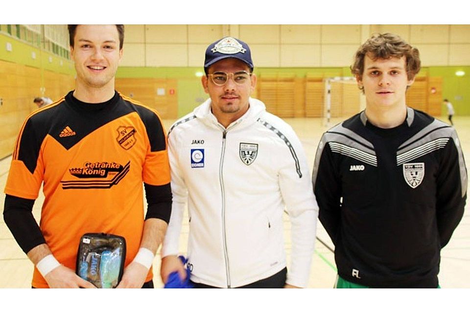 Sie bekamen die Ehrenpreise bei der Nördlinger Landkreis-Vorrunde (von links): Andreas Schröppel (SV Holzkirchen/bester Torhüter), Rudolf Dahms (TSV Nördlingen/bester Torschütze) und Florian Lamprecht (TSV Nördlingen/bester Feldspieler).	  F.: Klaus Jais