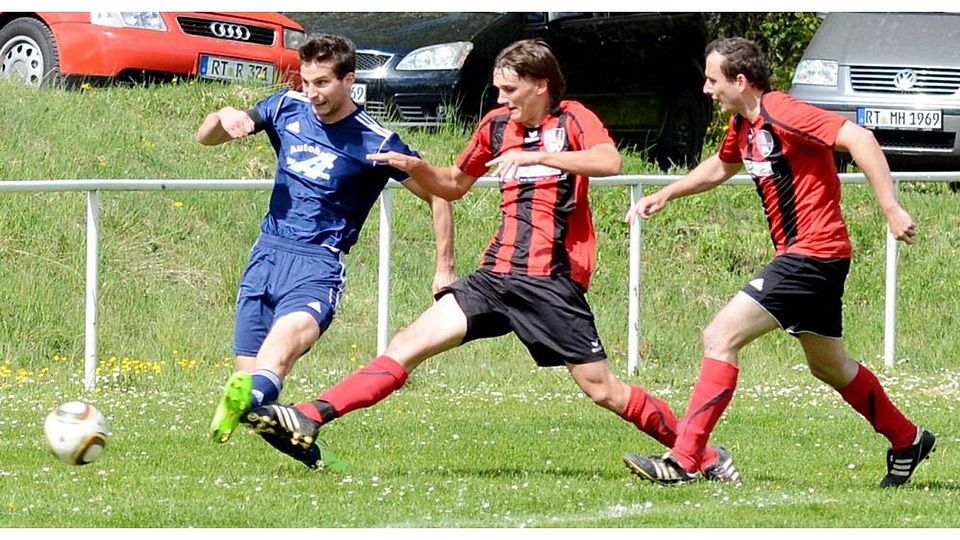 Zu Beginn der Partie beim FC Gomadingen/Dapfen sorgt die SGM Oberstetten/Ödenwaldstetten (blaue Trikots) zumindest ansatzweise für Gefahr vor dem Tor. Am Ende dieses Spiels hat die SGM nicht nur die Partie mit 1:3, sondern auch die Tabellenführung in der Kreisliga B verloren.