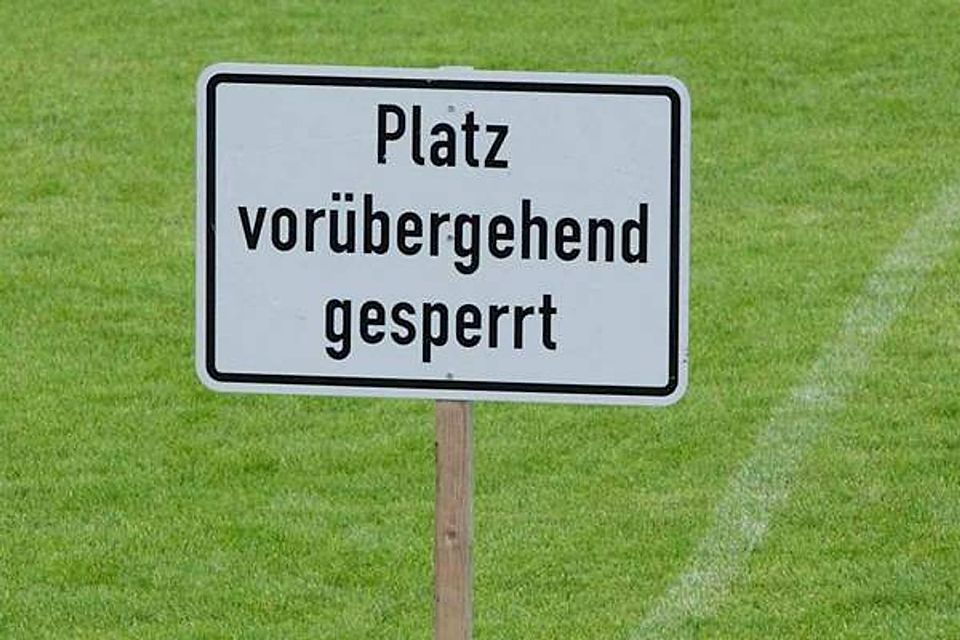 Ein Schild, das in diesen Tagen leider zu oft auf den Bayernliga-Plätzen aufgestellt werden muss.