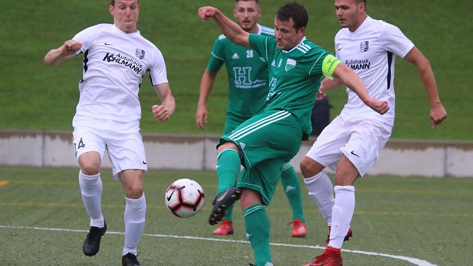 Vor vier Jahren schieden die Penzberger (in grünen Trikots) im BFV-Pokal gegen Karlburg aus.