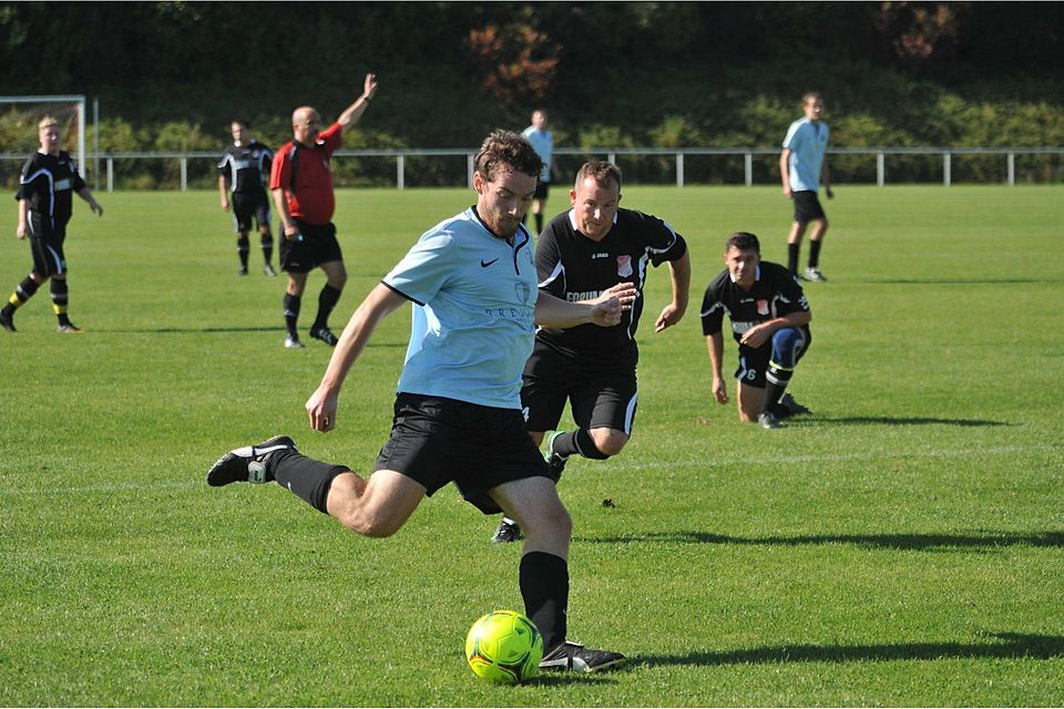 Der ASV Haselmühl (in Hellblau) gibt weiter den Ton an und gewann das Spitzenspiel gegen Kauerhof mit 1:0. F: Andreas Brückmann Der ASV Haselmühl (in Hellblau) gibt weiter den Ton an und gewann das Spitzenspiel gegen Kauerhof mit 1:0. F: Andreas Brückmann