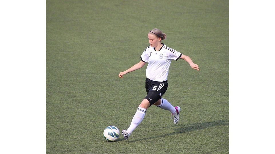 Die Nationalmannschaft ist etwas Besonderes: Lisa Schöppl ist voll fokussiert auf den Ball.  Foto: Schöppl