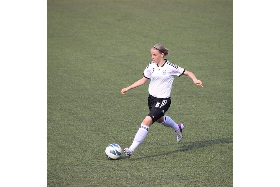 Die Nationalmannschaft ist etwas Besonderes: Lisa Schöppl ist voll fokussiert auf den Ball.  Foto: Schöppl