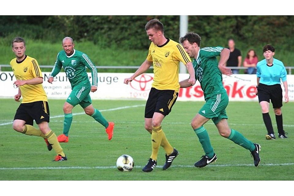 Am 1. Spieltag zog der SV Wietmarschen bei den in gelb gekleideten Emsbürenern mit 0:2 den Kürzeren.  F: Franz Silies