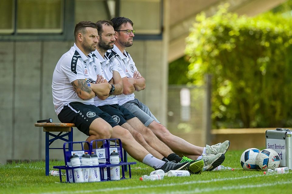 Tobias Flitsch – hier zusammen mit Torwart-Trainer Matthias Gruca (links) und Fußball-Chef Andreas Strehle (rechts) – wird beim SC den eingeschlagenen Weg Richtung Verbandsliga fortsetzen.