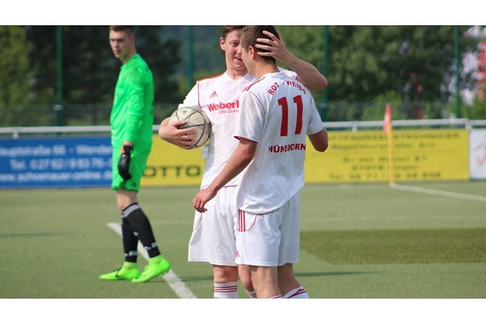Versöhnlicher Saisonabschluss: Marius Uebach (rechts), der beim 4:1 gegen den FC Wetter drei Tore erzielte, und Sebastian Braas, der sein letztes Landesliga-Spiel bestritt. Er beendet seine aktive Laufbahn.	 Foto: leem