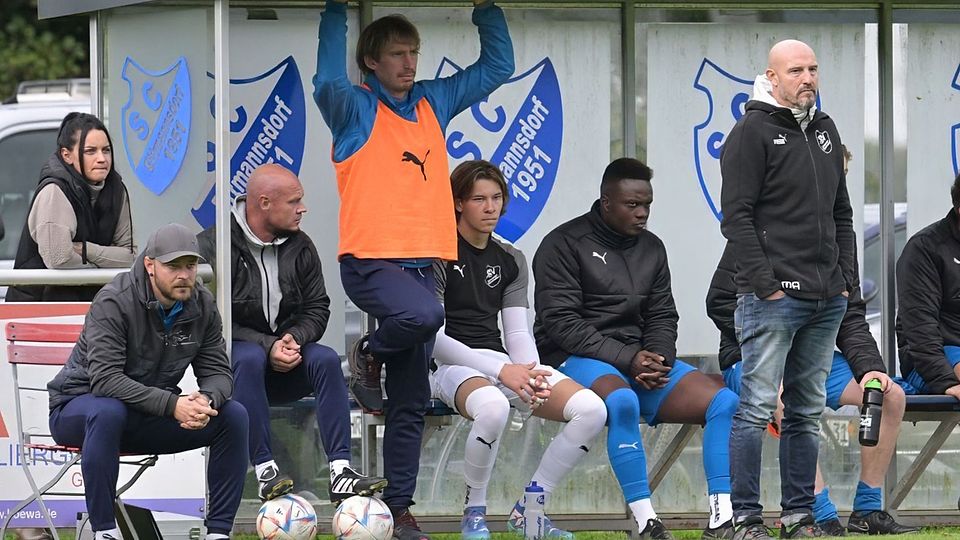 Neue Saison, neue Positionen bei Ettmannsdorf: Tobias Wiesner (sitzend ganz links) wird Cheftrainer der Zweiten, Florian Tausendpfund (oranges Aufwärmshirt) Co-Trainer der Ersten und Mario Albert (rechts) Sportlicher Leiter.