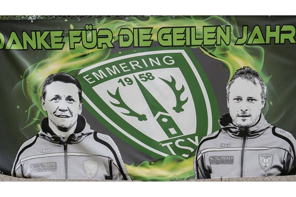 Besonderes Dankeschön: Am Sportplatz hing ein Banner mit dem Konterfei des Trainerduos Kramlinger/Hofmann. foto: sro