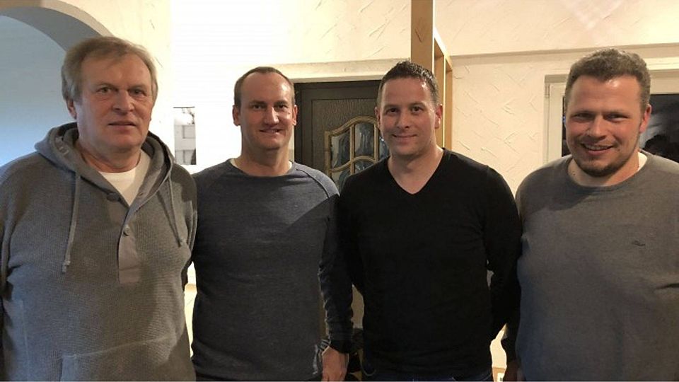 Foto v.l.n.r. : Abteilungsleiter Helmut Bernhardt, Trainer Jörg Schäfer, Co-Trainer Mario Bringmann und Torwarttrainer Michael Heimrich