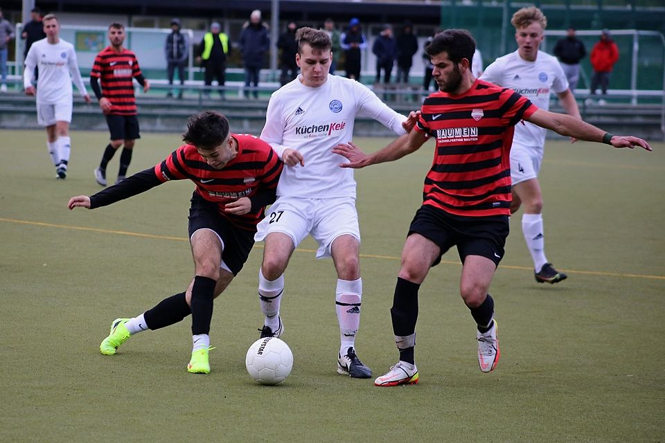 Gerangel um den Ball: Pfaffen-Schwabenheims Sven Dangel(weiß) wird von den Karadeniz-Kickern Ali Jito (rechts) und Ferhat Senel bedrängt.