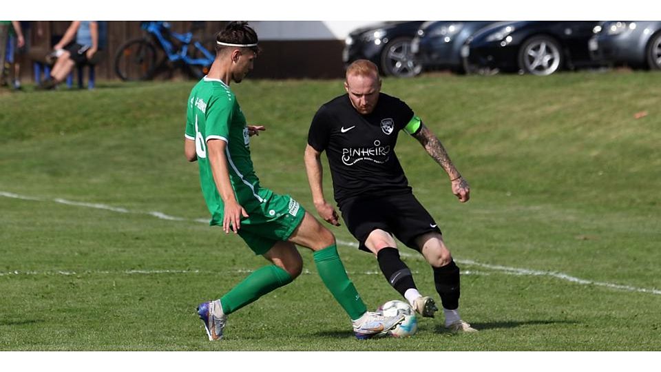 Claudio Pinheiro da Cruz, hier eine Szene aus dem Heimspiel gegen Lang-Göns, bringt die SGAES mit einem Doppelpack beim Gastspiel bei SF Burkhardsfelden auf Siegeskurs. Foto: Luca Raab © EXT