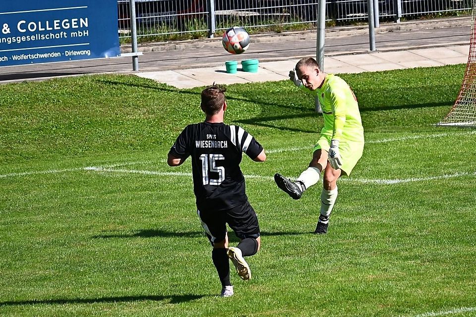 Der Wiesenbacher Florian Steck (15) kam gegen Türk-Gücü-Keeper Manuel Breskott zu spät.