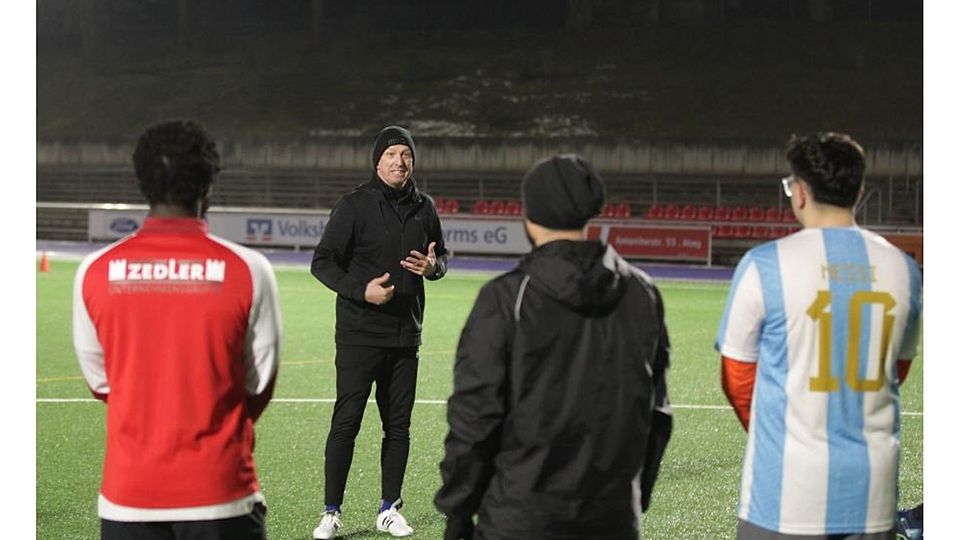 Roland Klein hat sich am Wartberg eingelebt. Der neue Trainer von RWO Alzey verbreitet Zuversicht, ohne falsche Hoffnungen zu wecken.	Foto: Axel Schmitz/pakalski-press