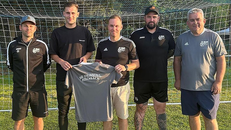 Die Verantwortlichen von Steinsberg und Fischbach heißen die beiden Neuzugänge, Trainer Christian Zitzl (Mitte) und Spieler Oliver Graßl (Zweiter von links), in den Reihen der SG willkommen.