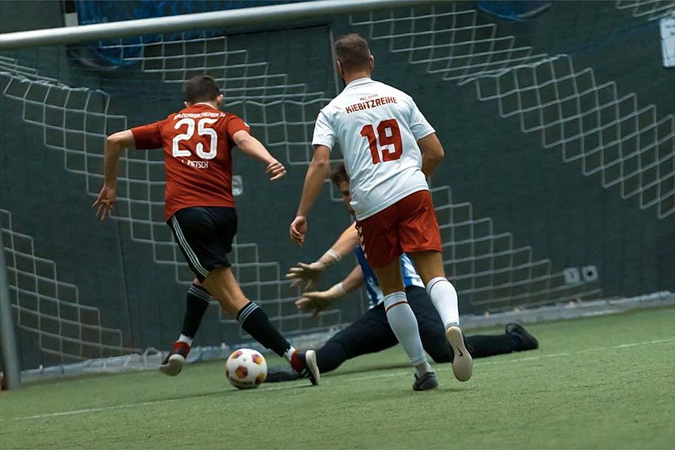 Malte Pietzsch (Kaltenkirchener TS) mit einem Treffer gegen Kiebitzreihe beim Blomberg-Cup 2026. 
